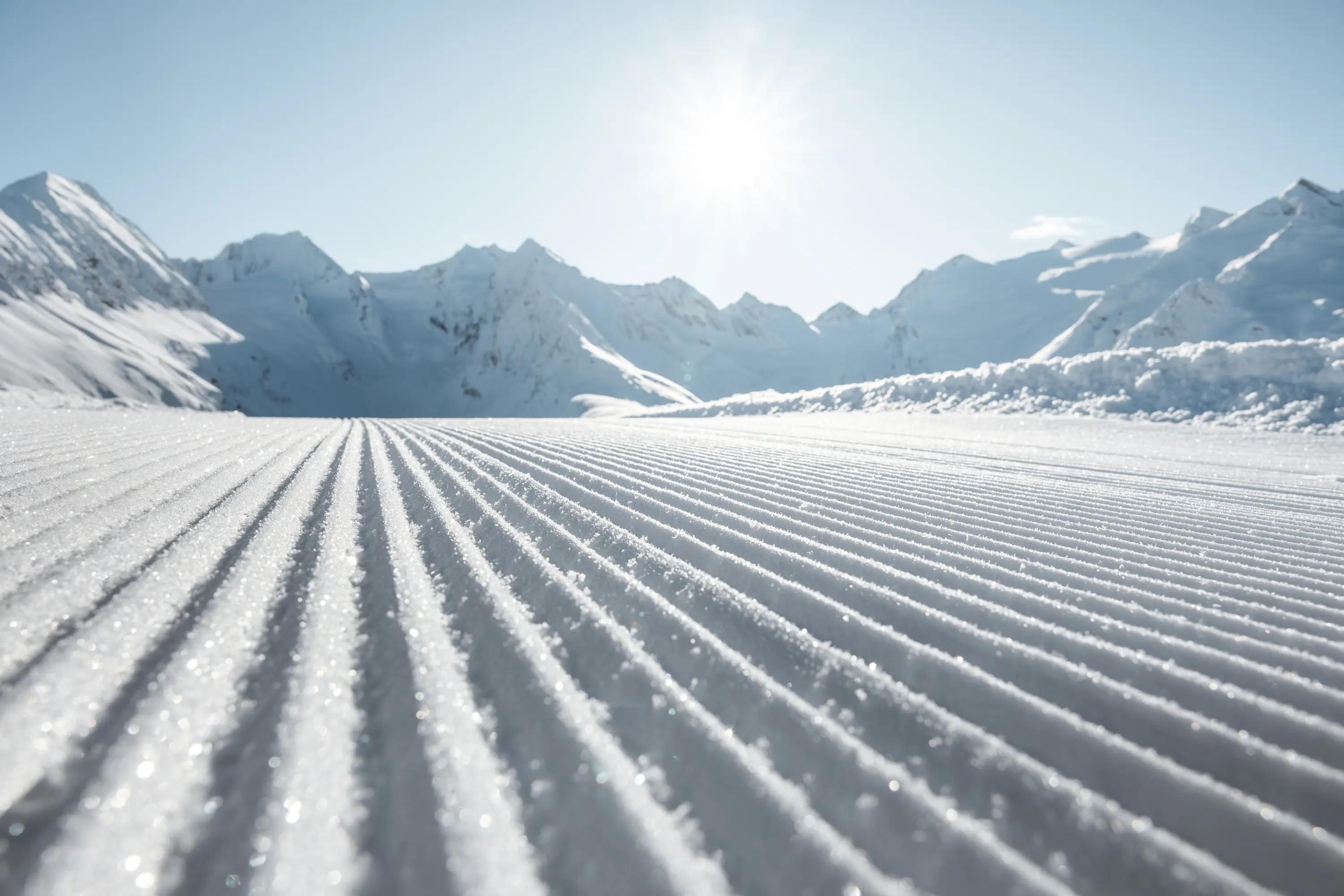 Skidbacke i Obergurgl, nyligen pistad och klar för skidåkning, en skidort i Ötztal Alperna.